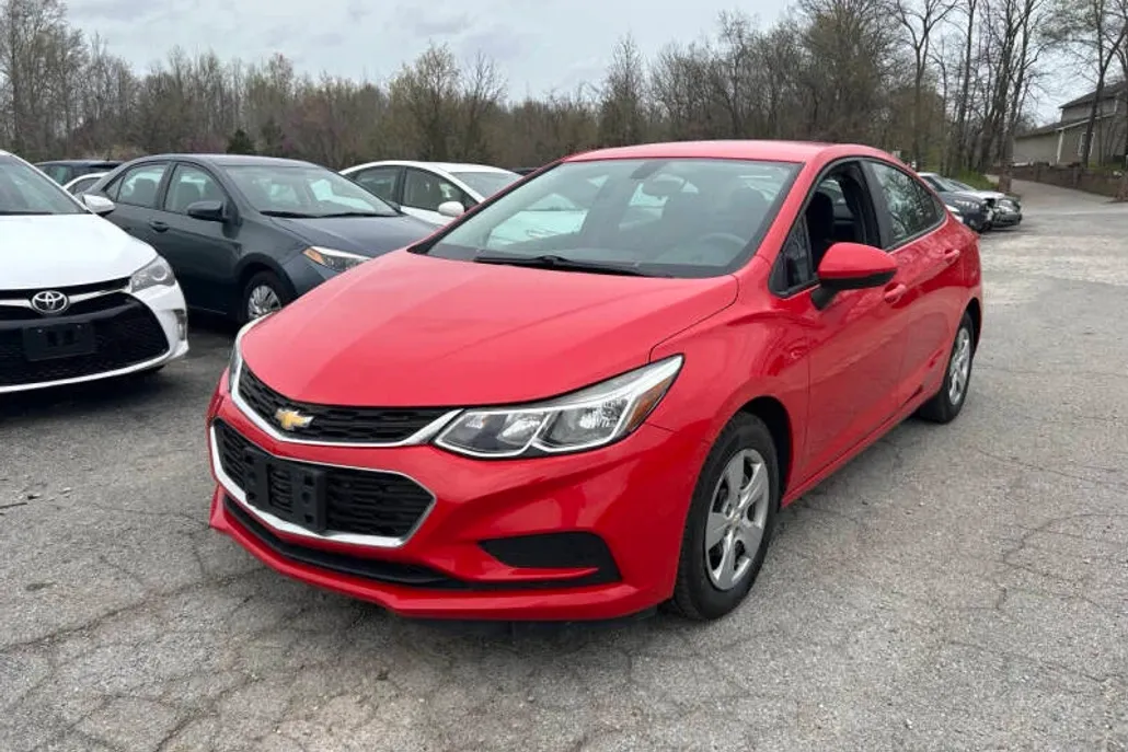 2017 Chevrolet Cruze LS photo 1