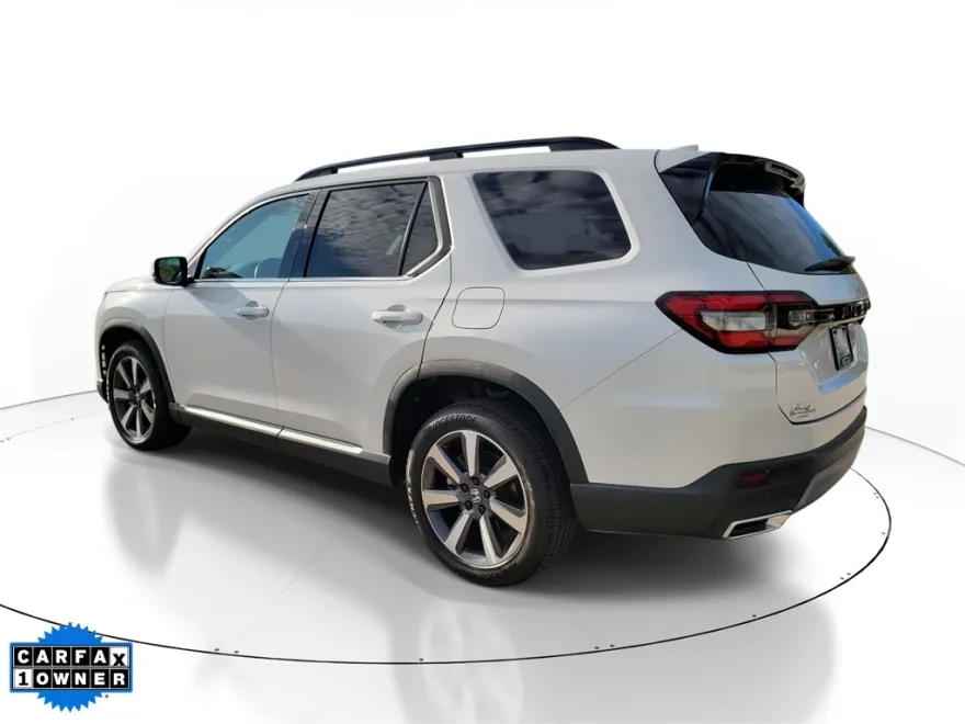 2023 Honda Pilot Touring photo 1