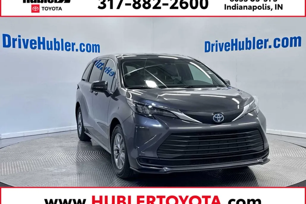 2025 Toyota Sienna LE photo 1