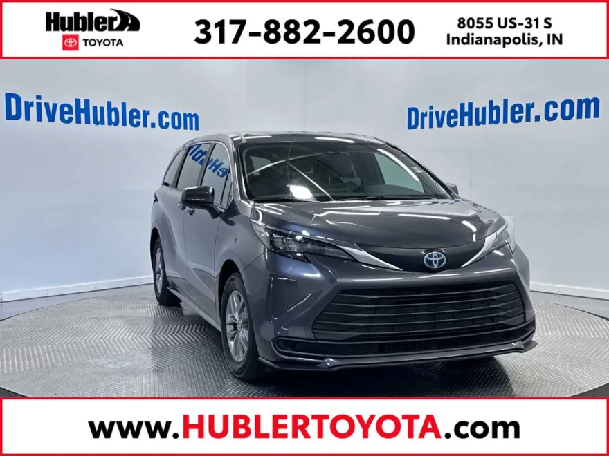 2025 Toyota Sienna LE photo 1