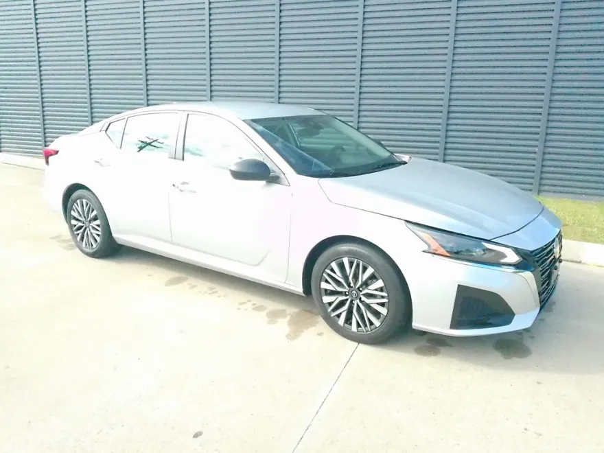 2024 Nissan Altima 2.5 SV photo 1