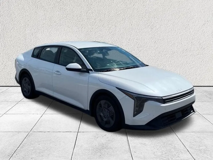 2025 Kia K4 LX photo 1