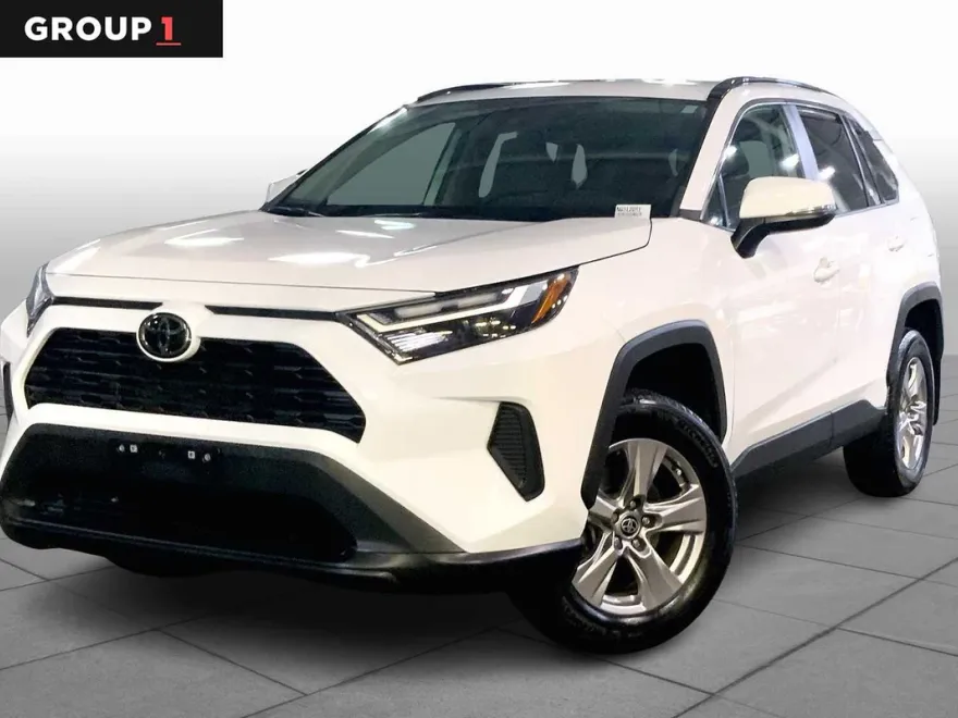 2022 Toyota RAV4 XLE photo 1