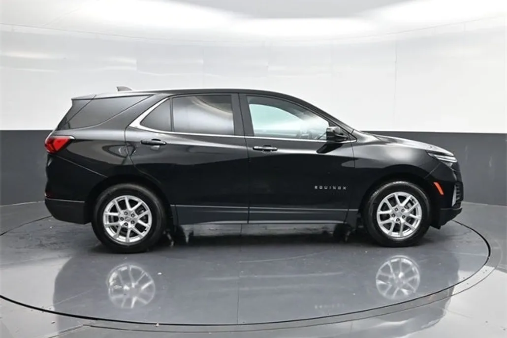 2022 Chevrolet Equinox LT photo 1