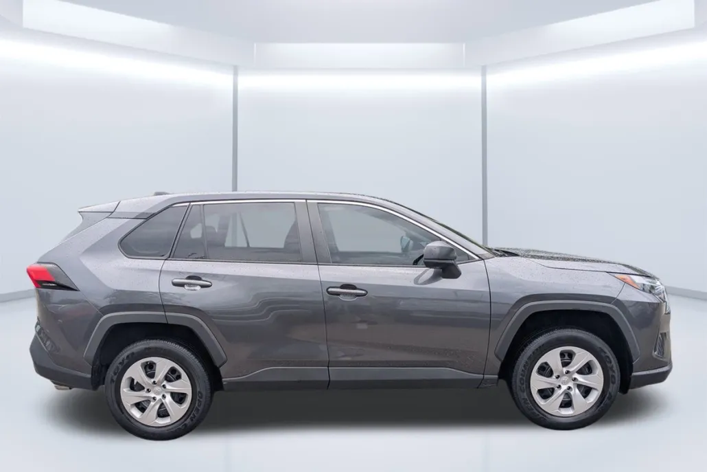 2023 Toyota RAV4 LE photo 1
