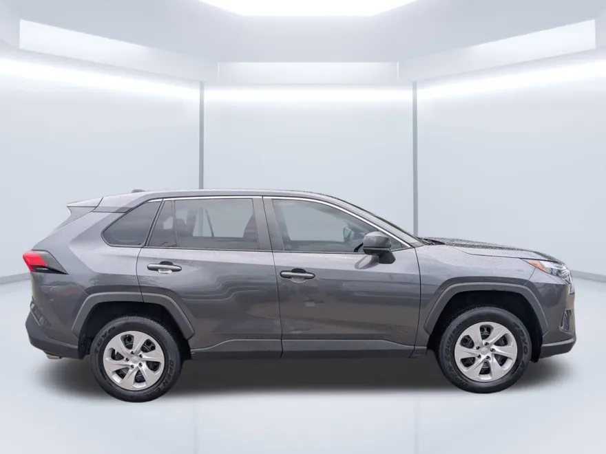 2023 Toyota RAV4 LE photo 1
