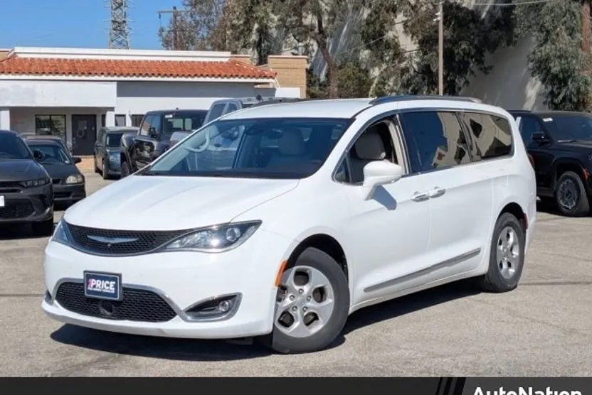2017 Chrysler Pacifica Touring Plus photo 1