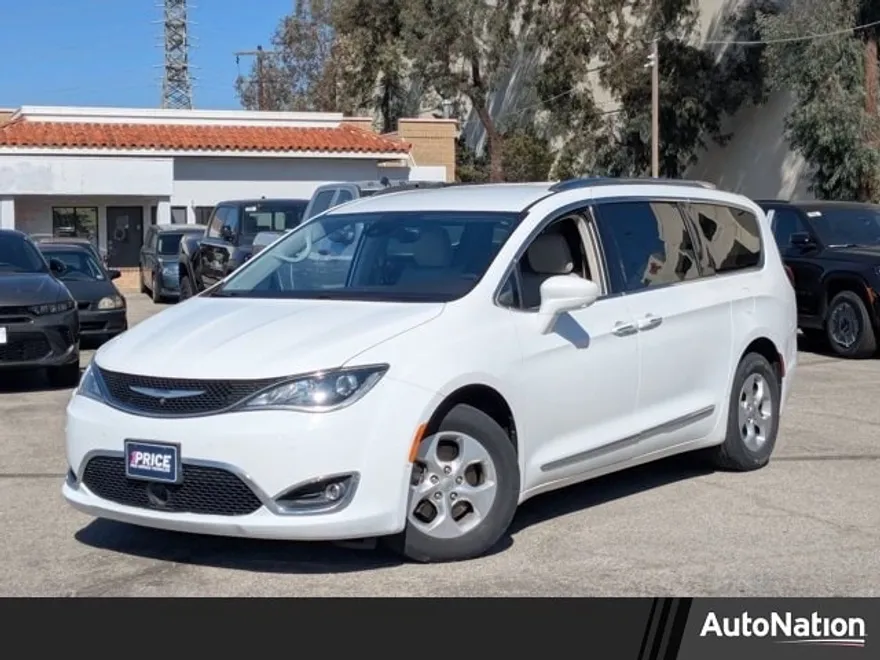 2017 Chrysler Pacifica Touring Plus photo 1