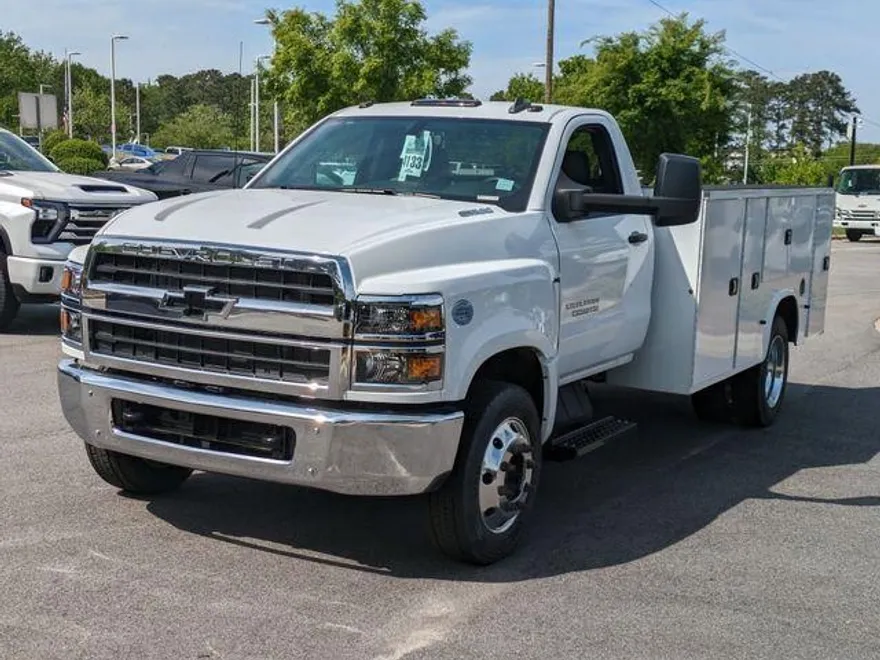 2023 Chevrolet Silverado 5500HD Work Truck photo 1