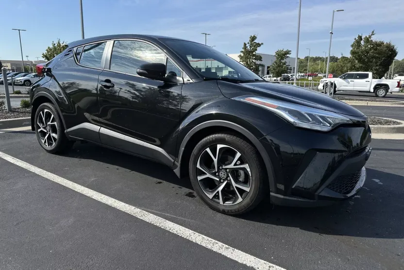2021 Toyota C-HR XLE photo 1