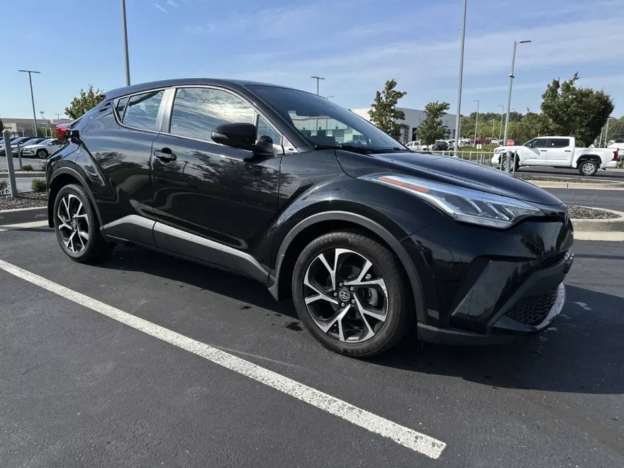 2021 Toyota C-HR XLE photo 1