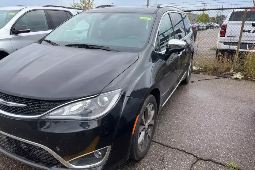 2020 Chrysler Pacifica Limited photo 1