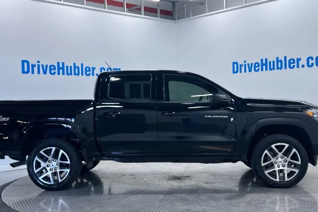 2024 Chevrolet Colorado Z71 photo 1