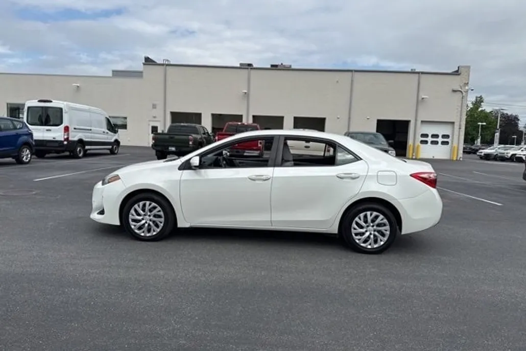 2019 Toyota Corolla LE photo 1