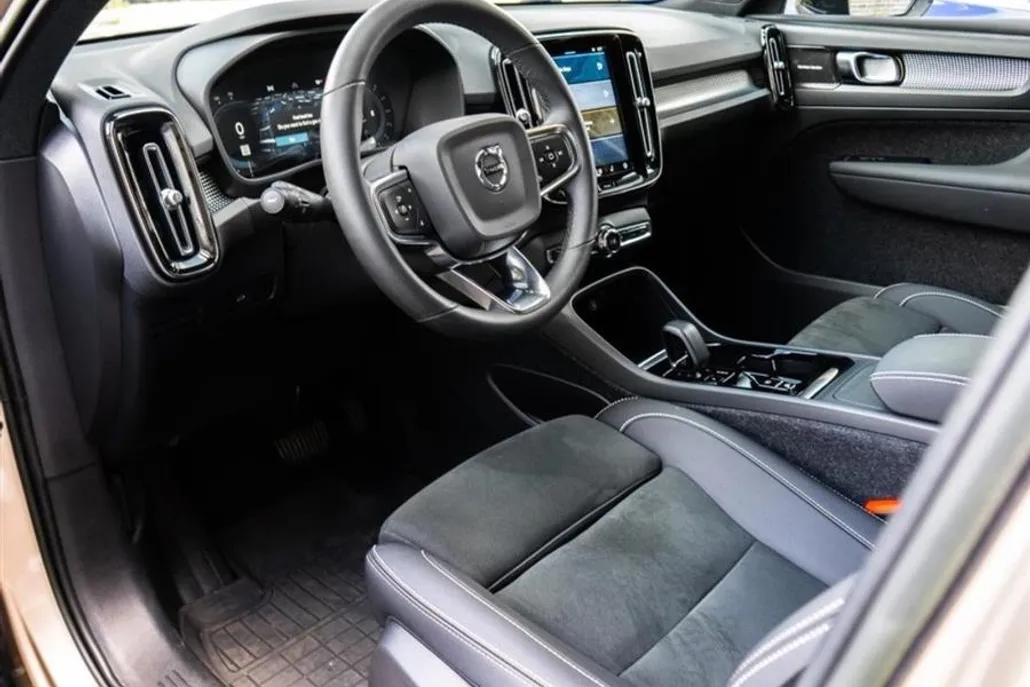 2023 Volvo XC40 AWD Ultimate photo 1