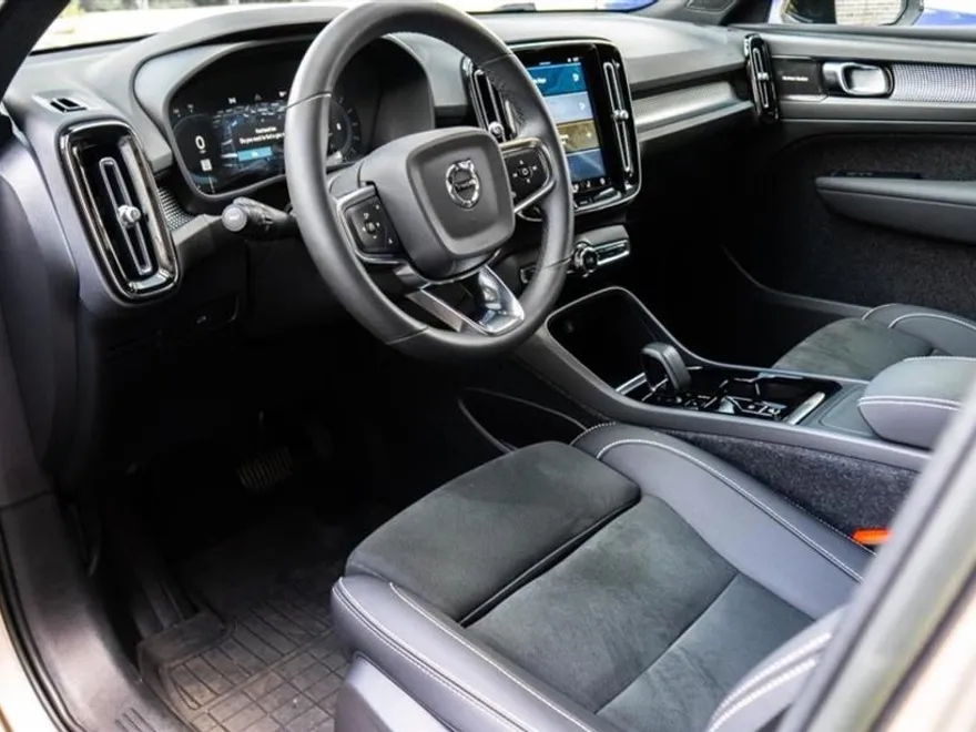 2023 Volvo XC40 AWD Ultimate photo 1