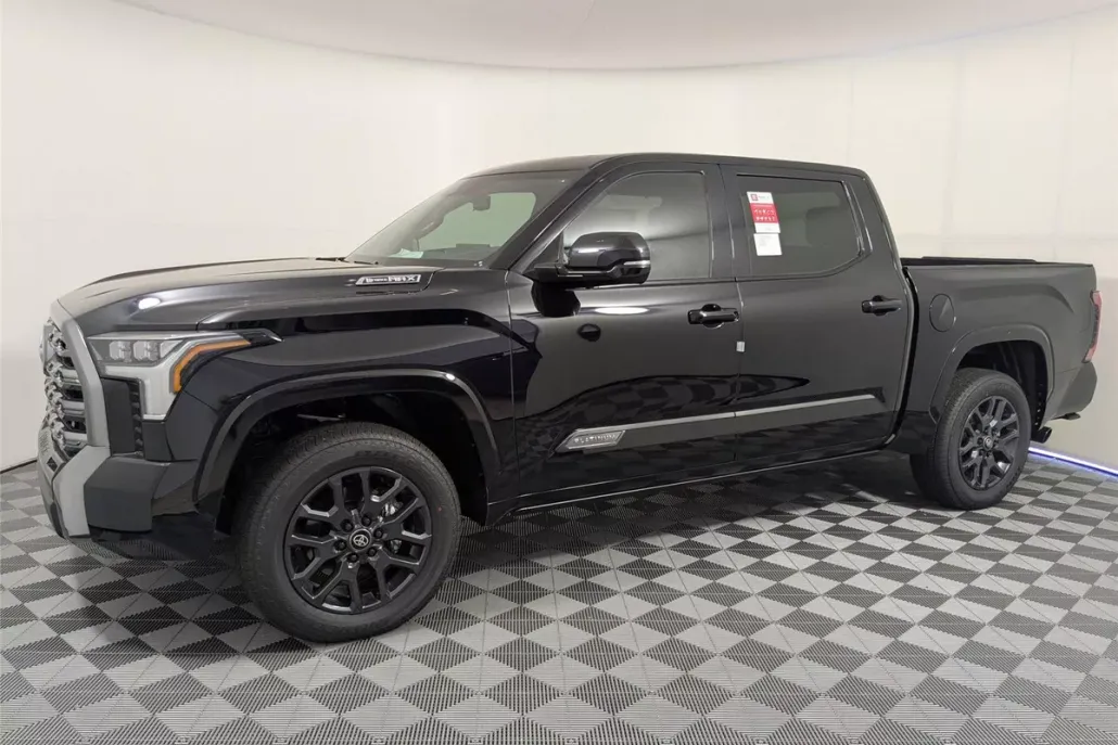 2025 Toyota Tundra Platinum CrewMax photo 1