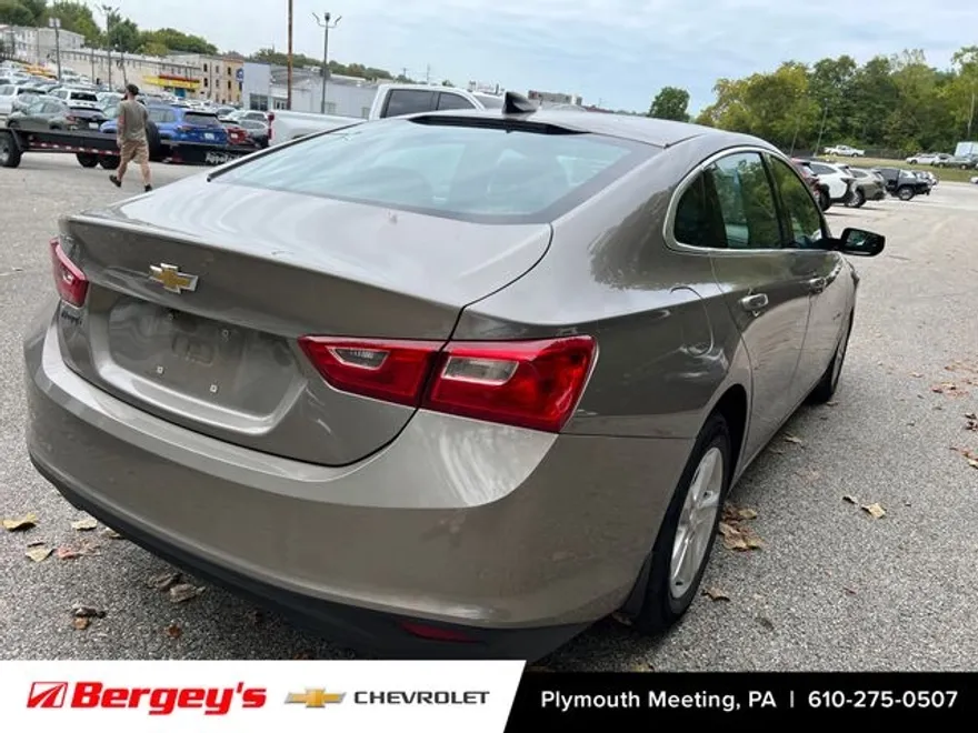2022 Chevrolet Malibu LS photo 1