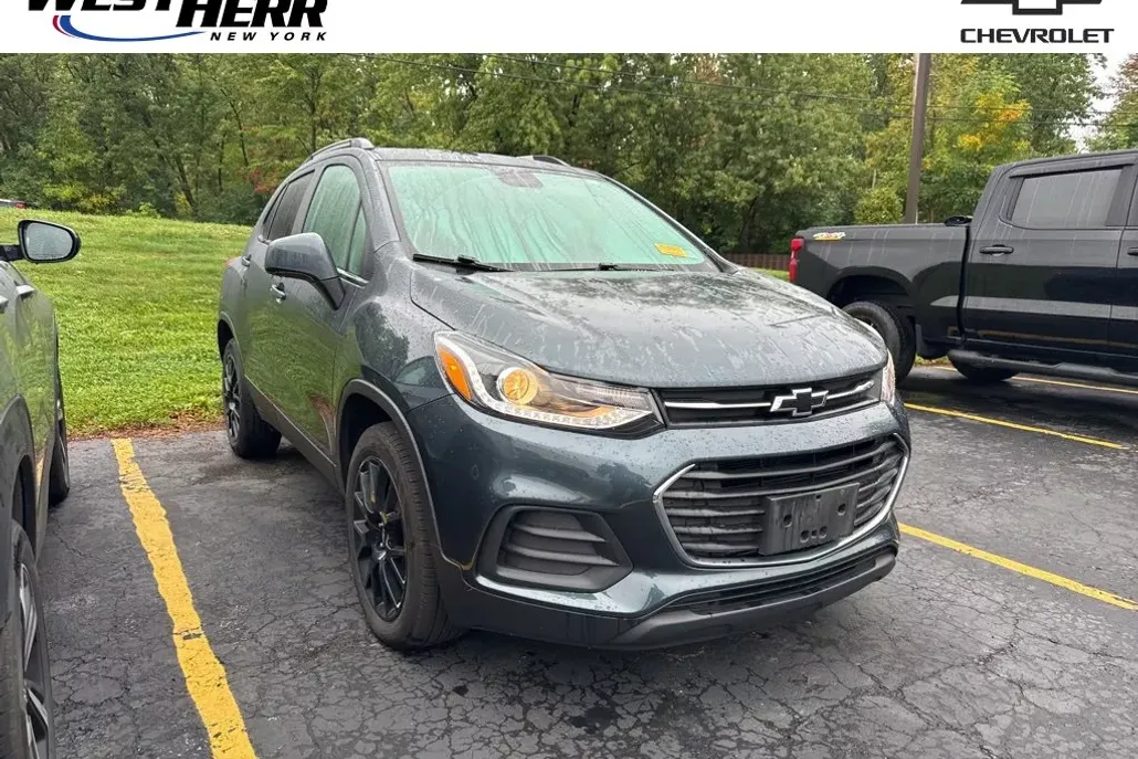 2022 Chevrolet Trax LT photo 1