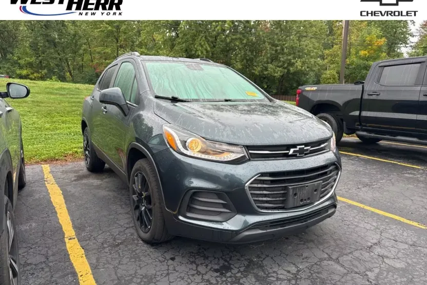 2022 Chevrolet Trax LT photo 1