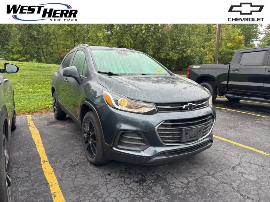 2022 Chevrolet Trax LT photo 1