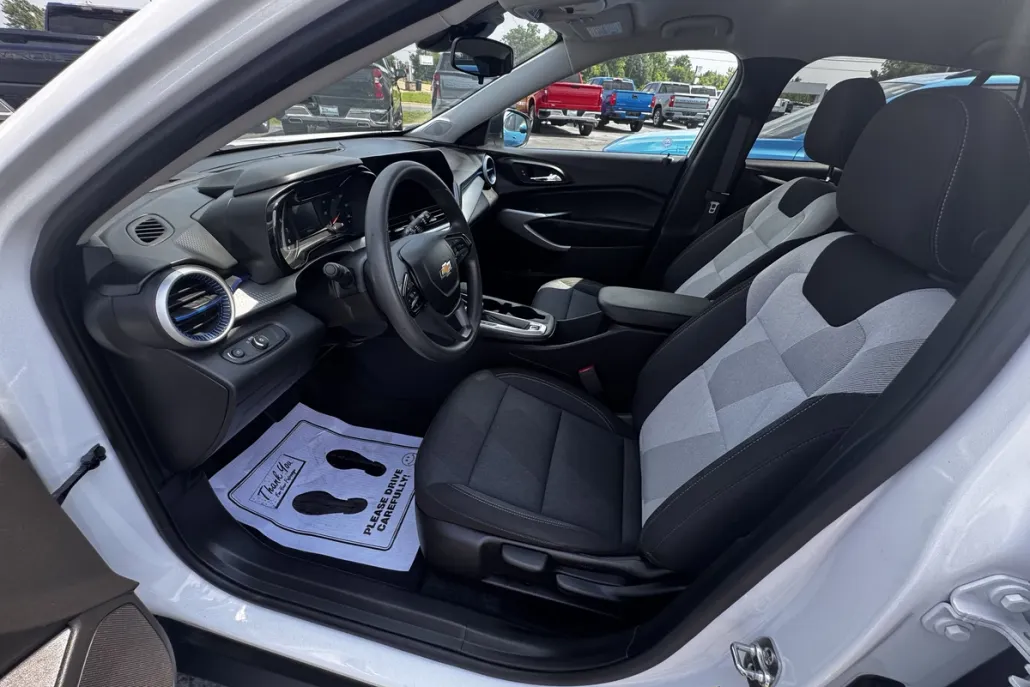 2025 Chevrolet Trax LS photo 1