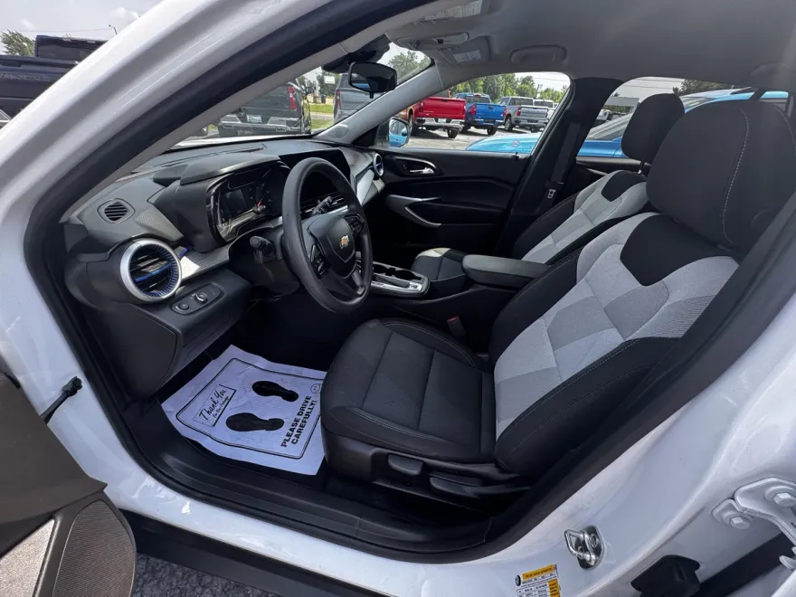 2025 Chevrolet Trax LS photo 1