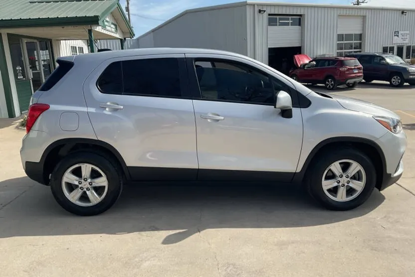 2021 Chevrolet Trax LS photo 1