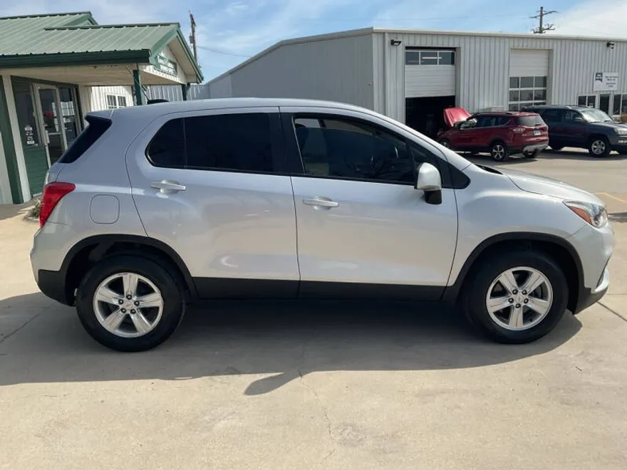2021 Chevrolet Trax LS photo 1