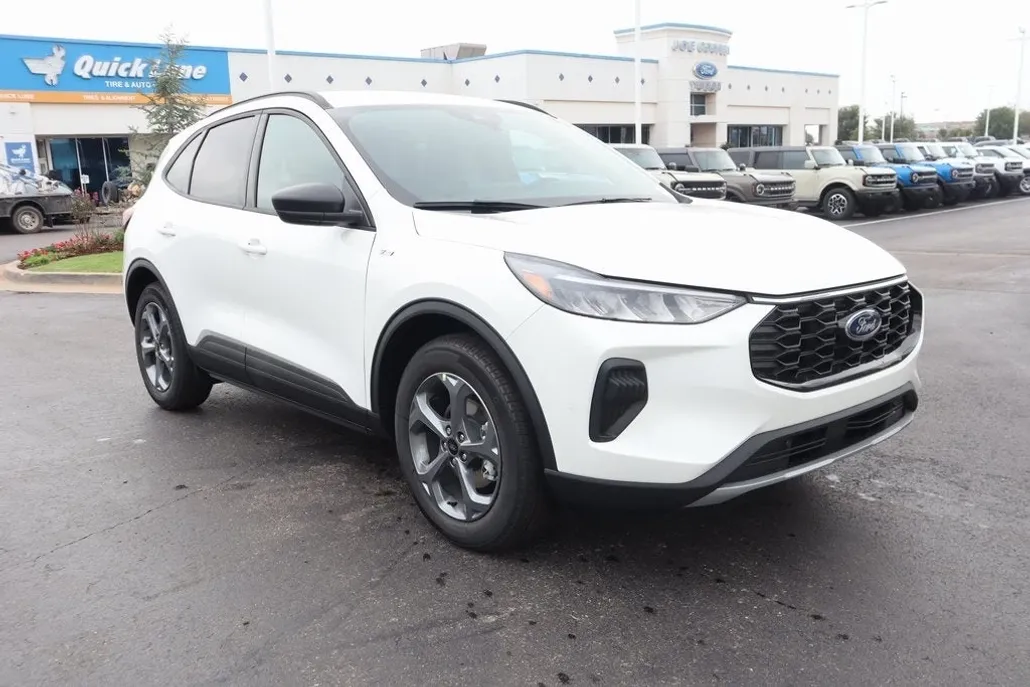2025 Ford Escape ST-Line photo 1