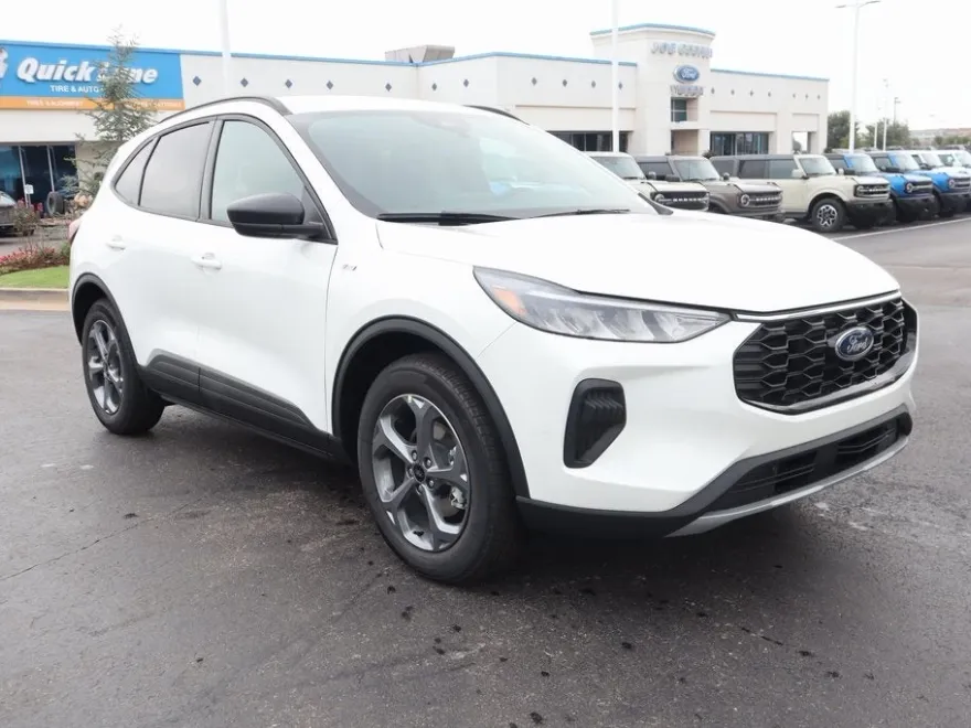 2025 Ford Escape ST-Line photo 1