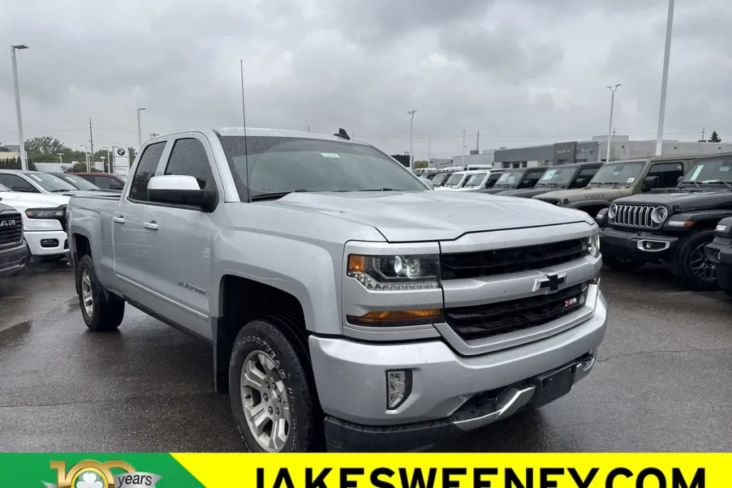 2017 Chevrolet Silverado 1500 LT photo 1