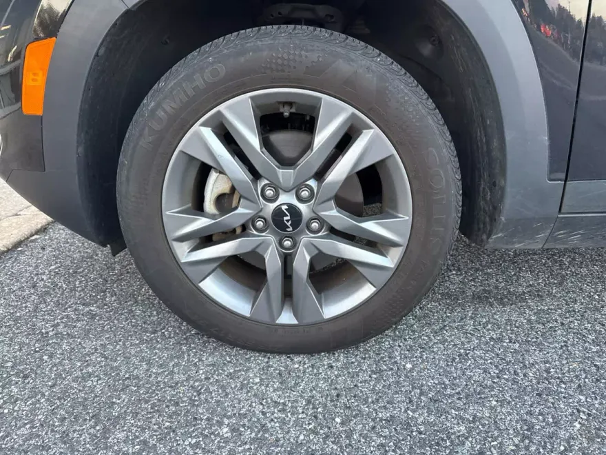 2023 Kia Seltos S photo 1