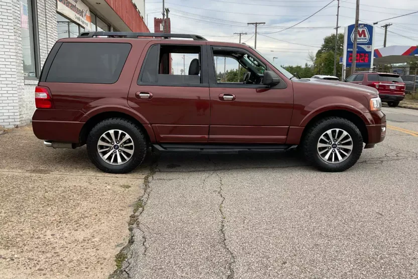 2017 Ford Expedition XLT photo 1