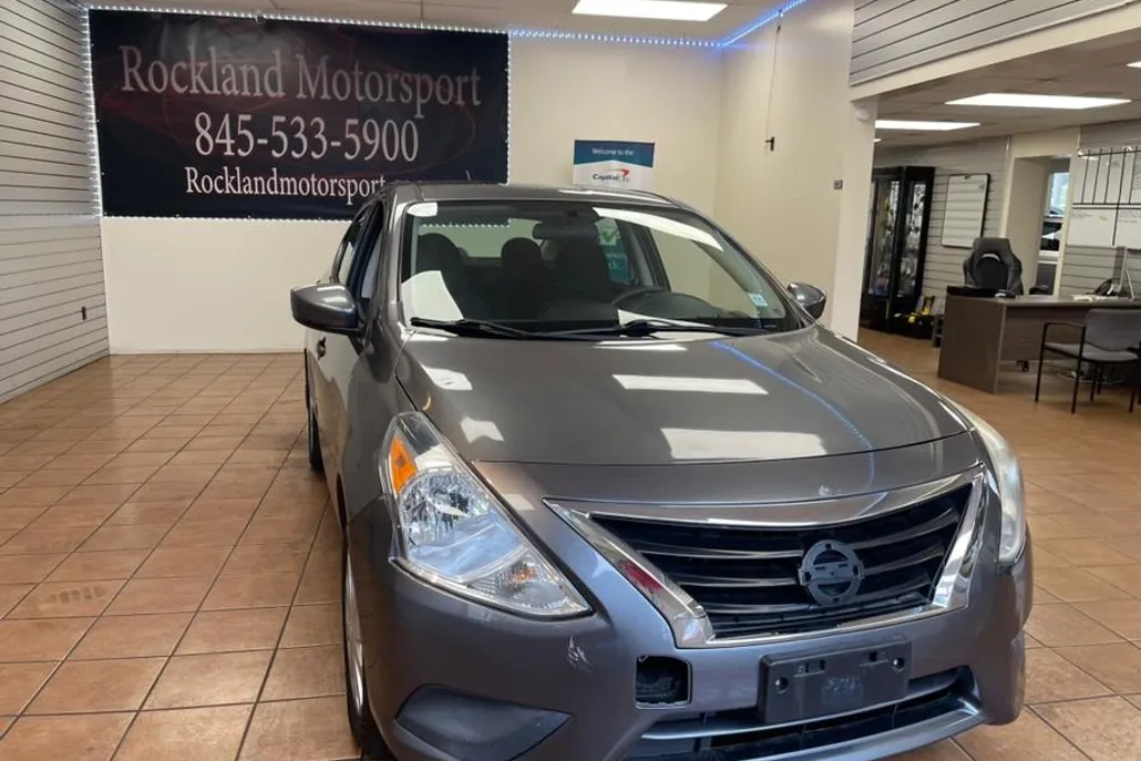 2016 Nissan Versa Plus photo 1
