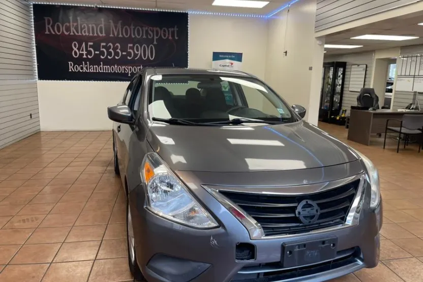 2016 Nissan Versa Plus photo 1