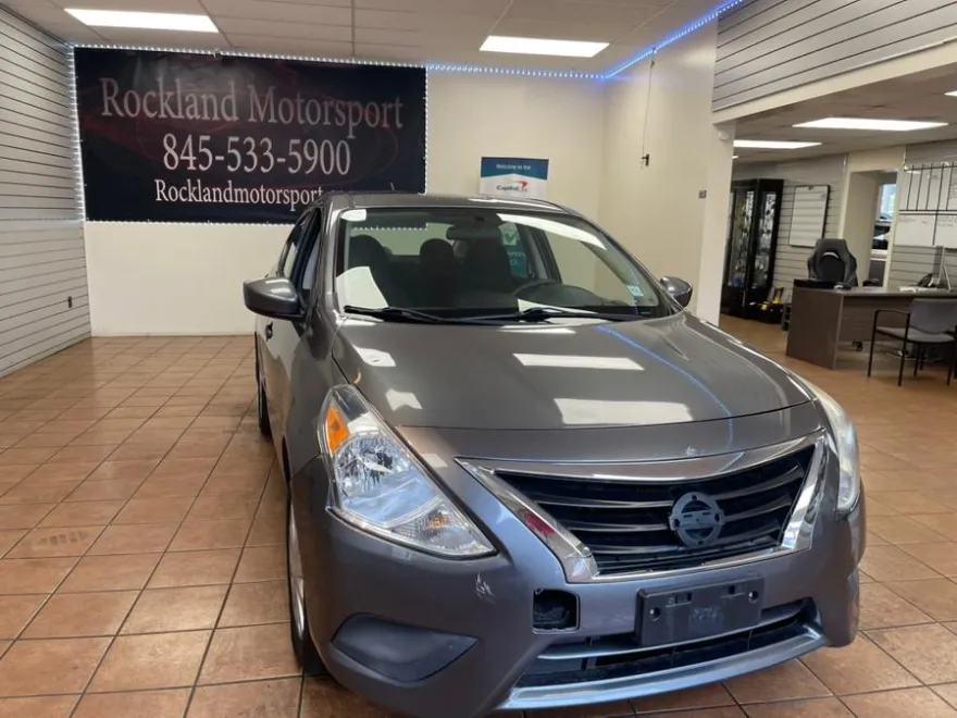 2016 Nissan Versa Plus photo 1