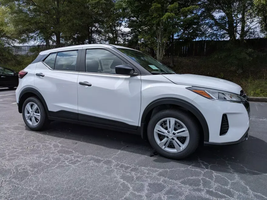 2025 Nissan Kicks Play S photo 1