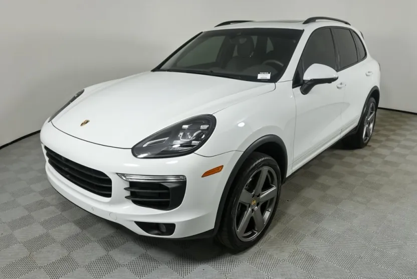 2016 Porsche Cayenne Base photo 1