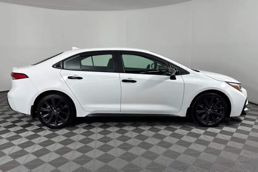 2024 Toyota Corolla SE photo 1