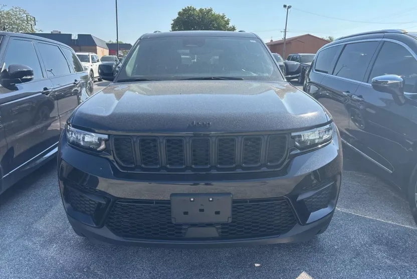 2023 Jeep Grand Cherokee Laredo Altitude photo 1