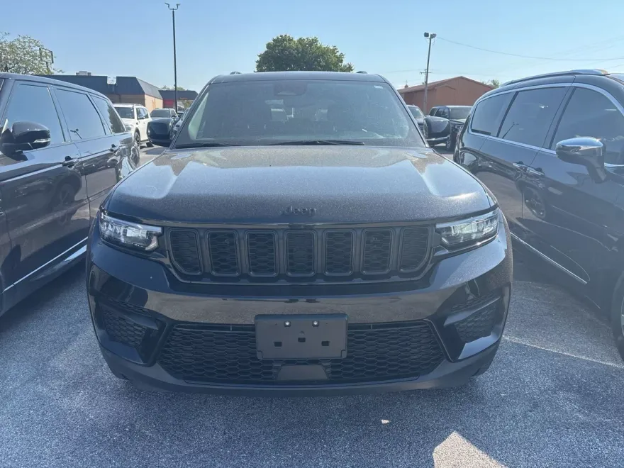 2023 Jeep Grand Cherokee Laredo Altitude photo 1