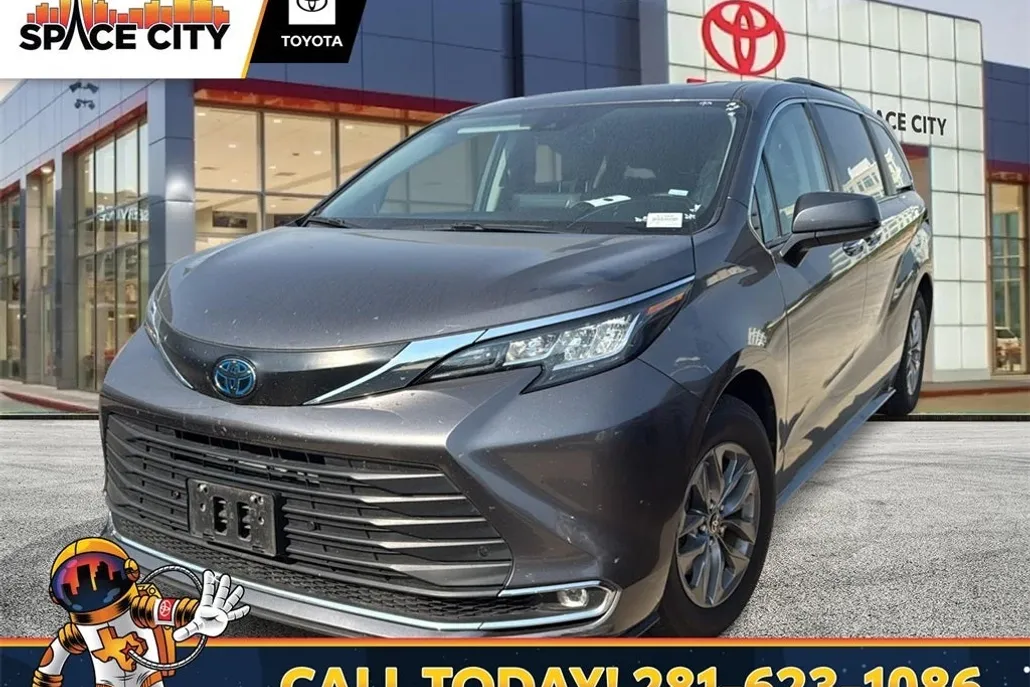 2023 Toyota Sienna XLE photo 1