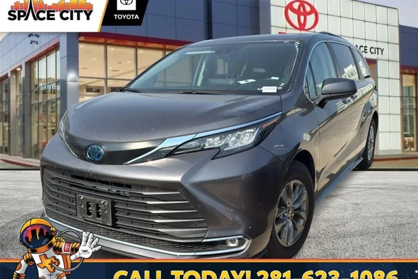 2023 Toyota Sienna XLE photo 1