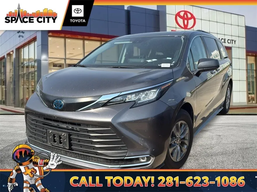 2023 Toyota Sienna XLE photo 1