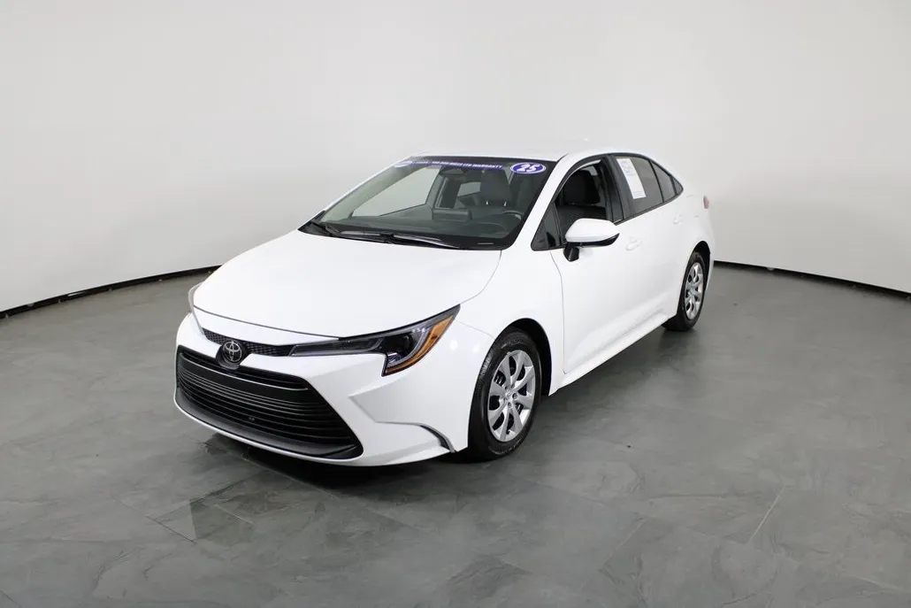 2025 Toyota Corolla LE photo 1