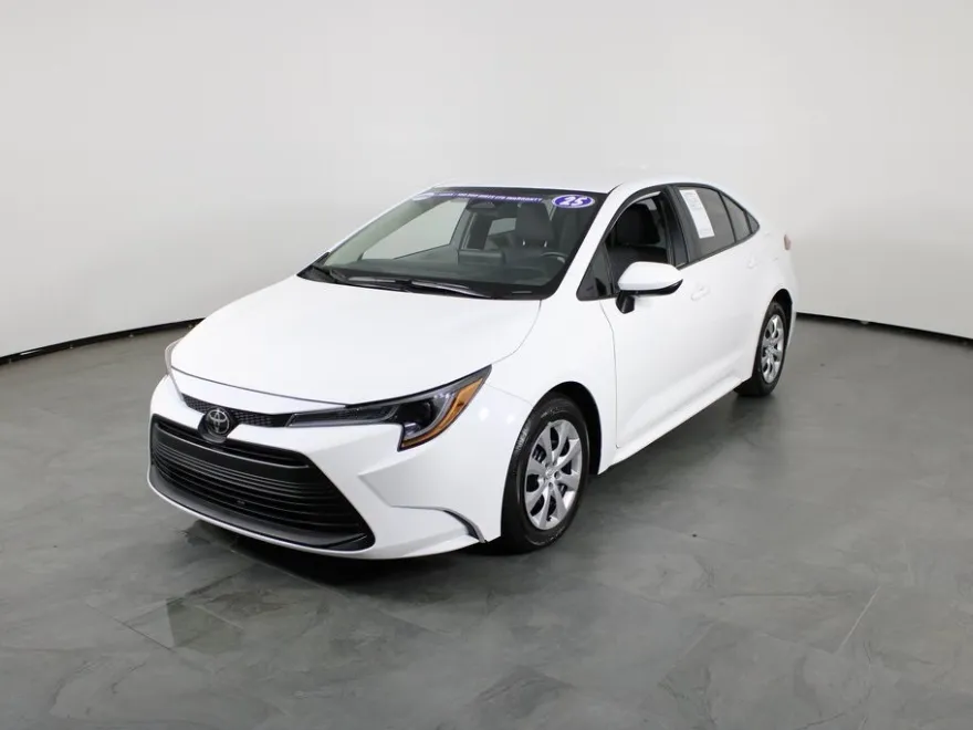 2025 Toyota Corolla LE photo 1