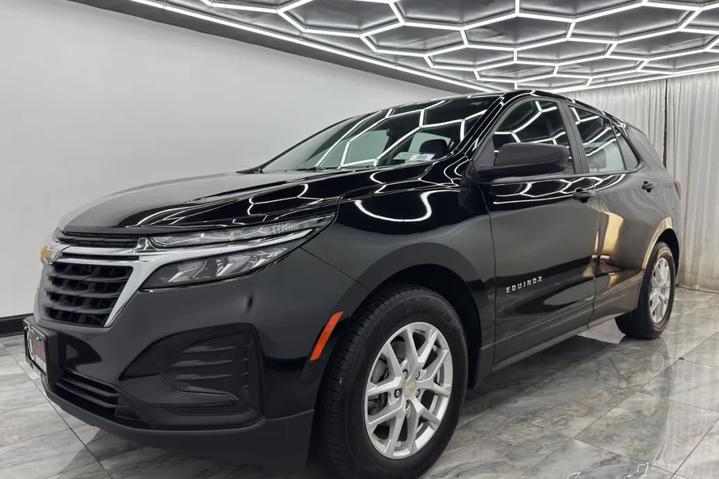 2022 Chevrolet Equinox LS photo 1