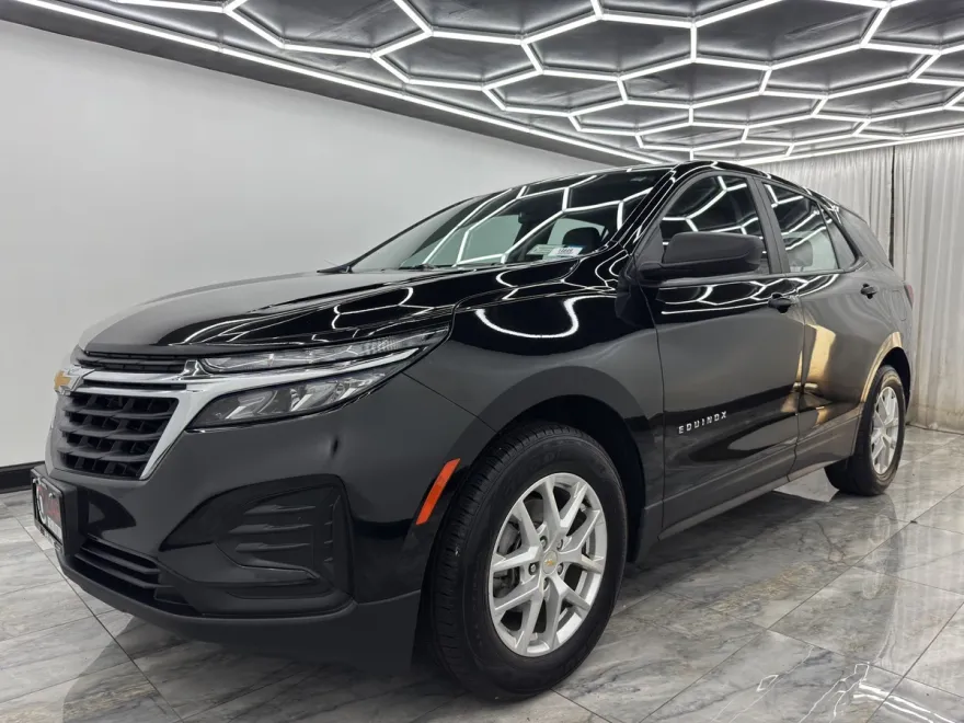 2022 Chevrolet Equinox LS photo 1