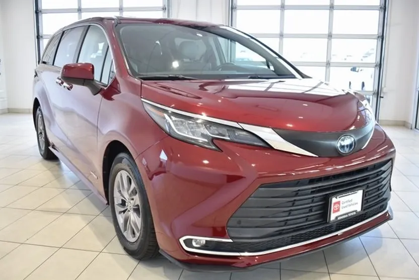 2021 Toyota Sienna XLE photo 1